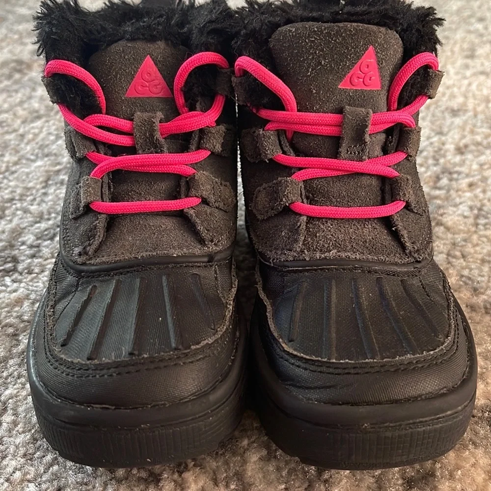 Nike Kids ACG Fur Lined Sneaker Boots Size:11C Hot Pink Black and Grey - Picture 2 of 15